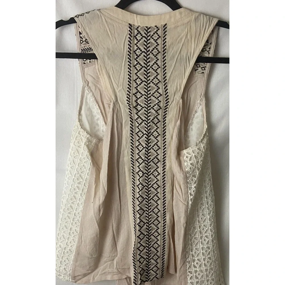 Miss Me Womens Sleeveless‎ Blouse Tan White Crochet Embroidered Sz Med - Picture 4 of 7